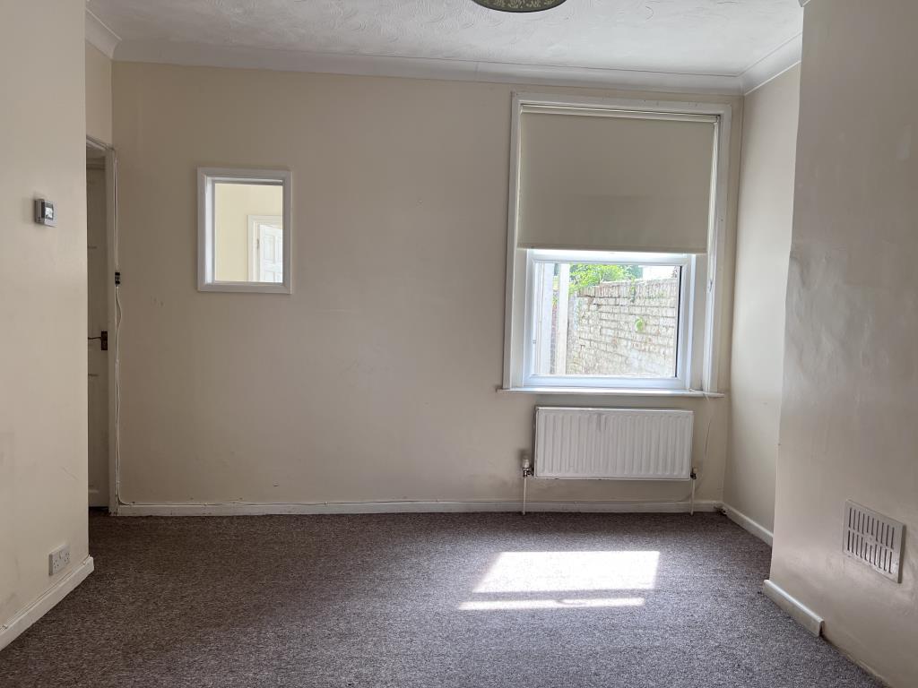 Lot: 15 - FREEHOLD PROPERTY ARRANGED AS TWO FLATS - Ground floor flat living room